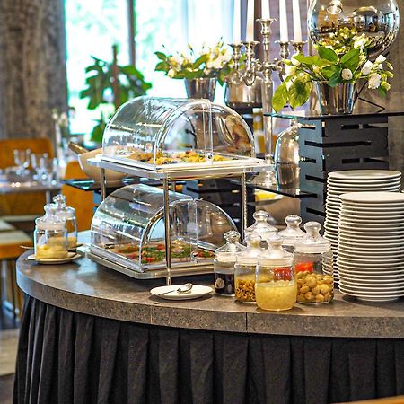 Willa Port Ostróda Eksteriør bilde A buffet at a hotel