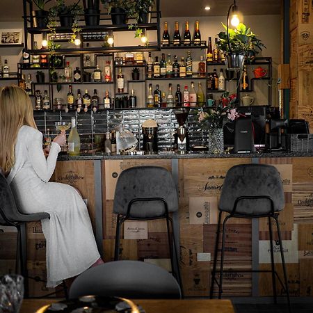 Willa Port Ostróda Eksteriør bilde A woman sitting at a bar