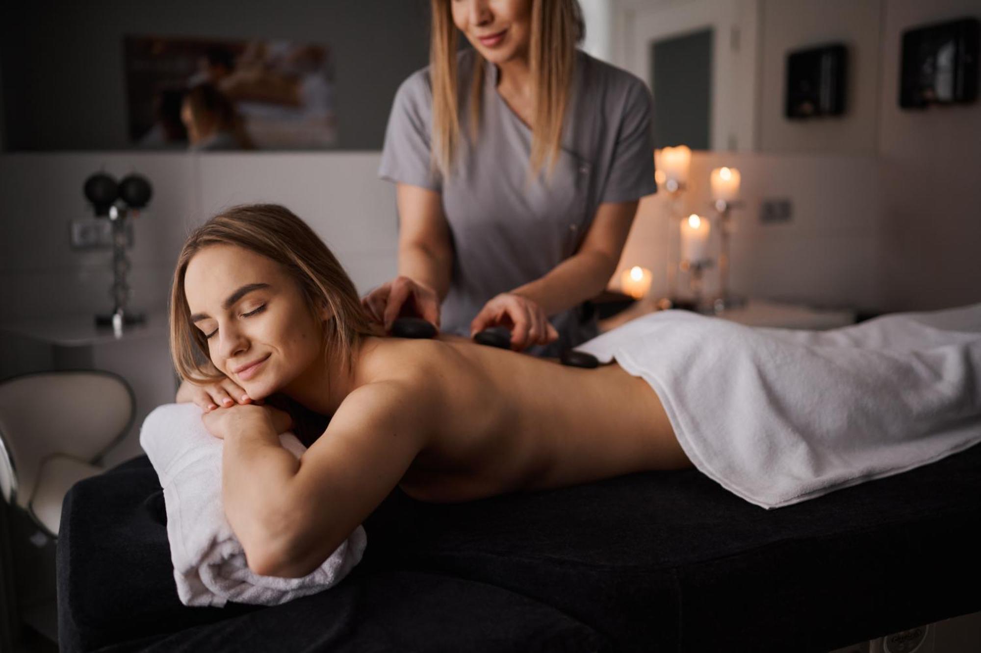 Willa Port Ostróda Eksteriør bilde A woman receiving a hot stone massage