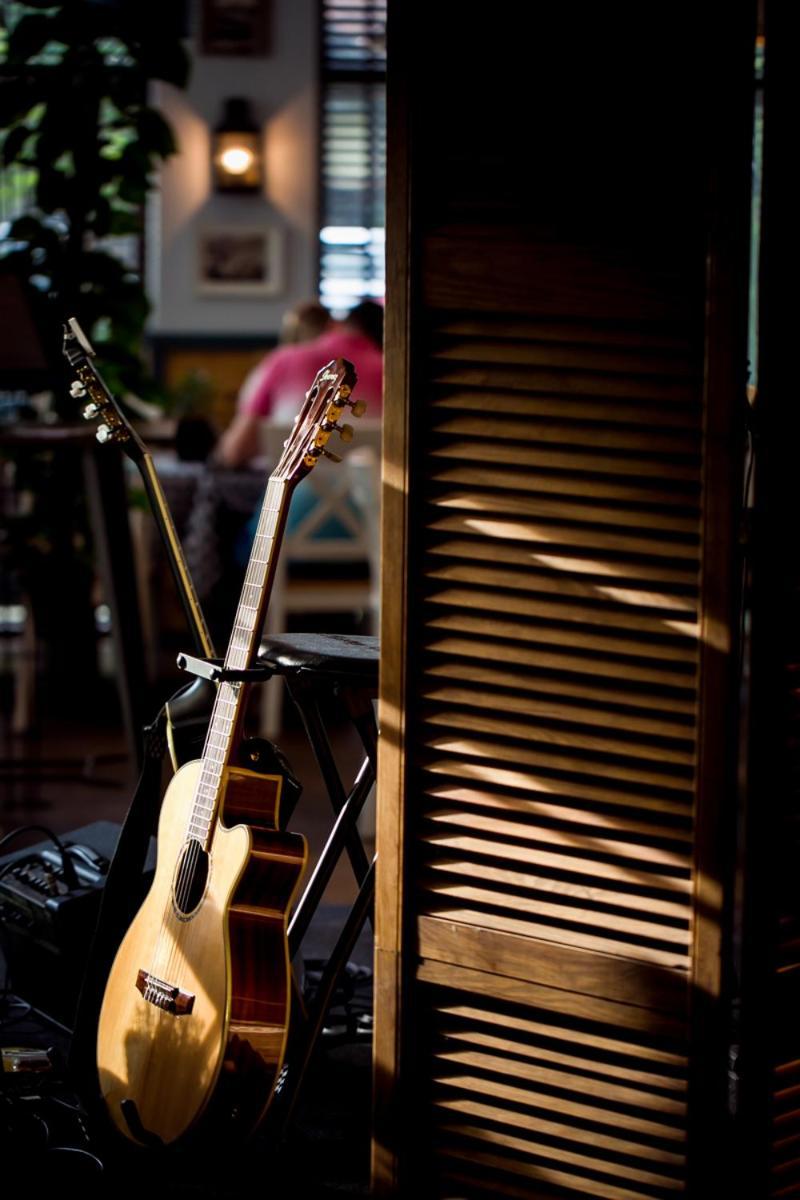 Willa Port Ostróda Eksteriør bilde A guitar in a stand