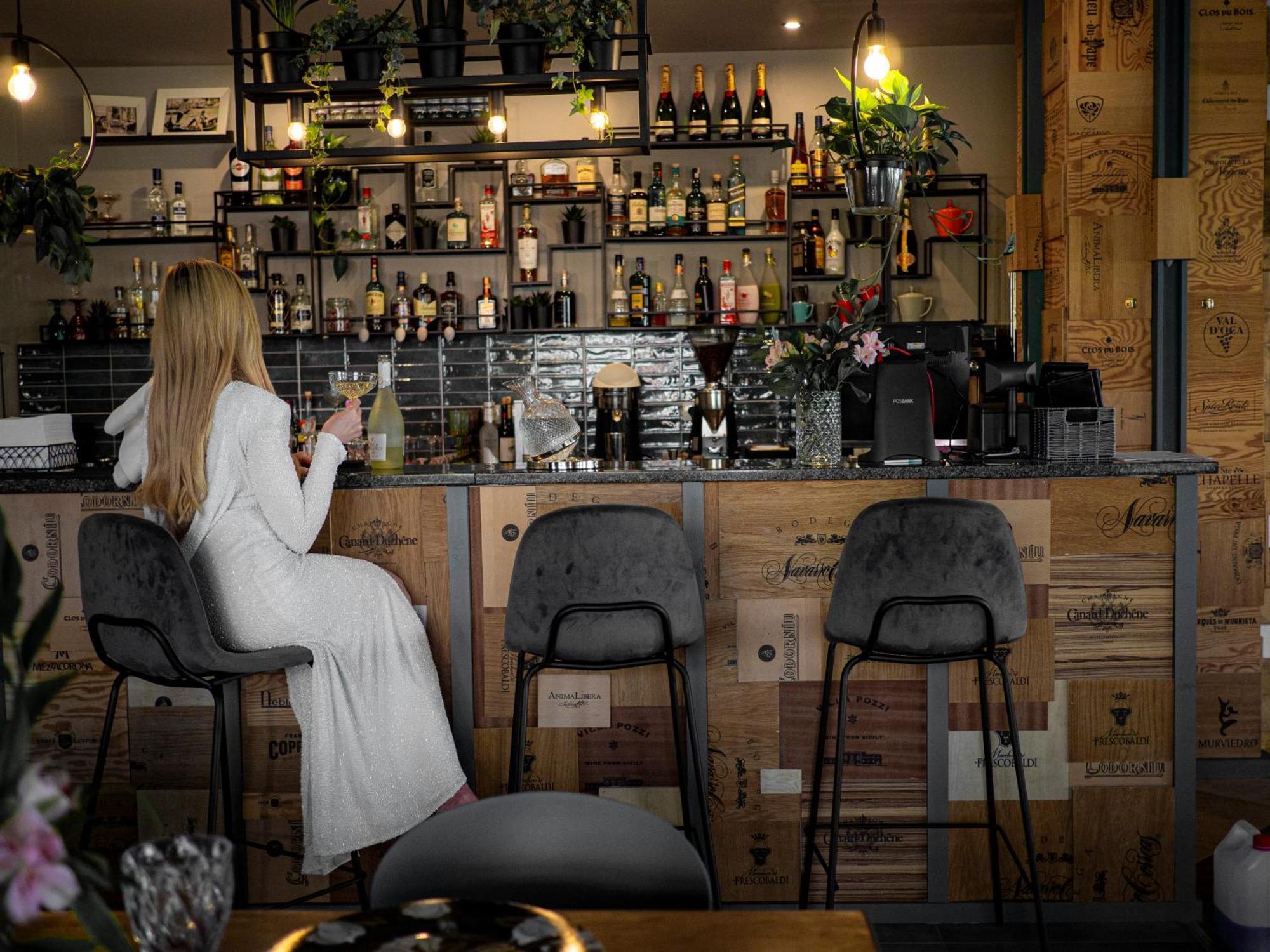 Willa Port Ostróda Eksteriør bilde A woman sitting at a bar