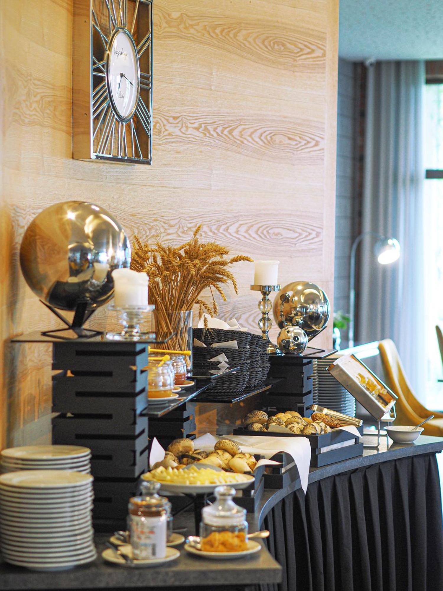 Willa Port Ostróda Eksteriør bilde A buffet at a hotel