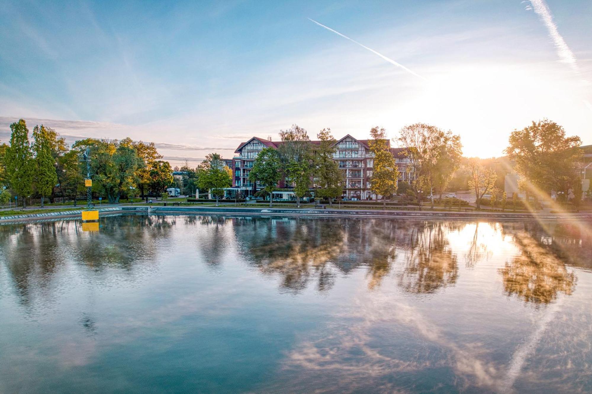Willa Port Ostróda Eksteriør bilde The lake at the campus of the University of Applied Sciences and Medical University of Southern Tyrol